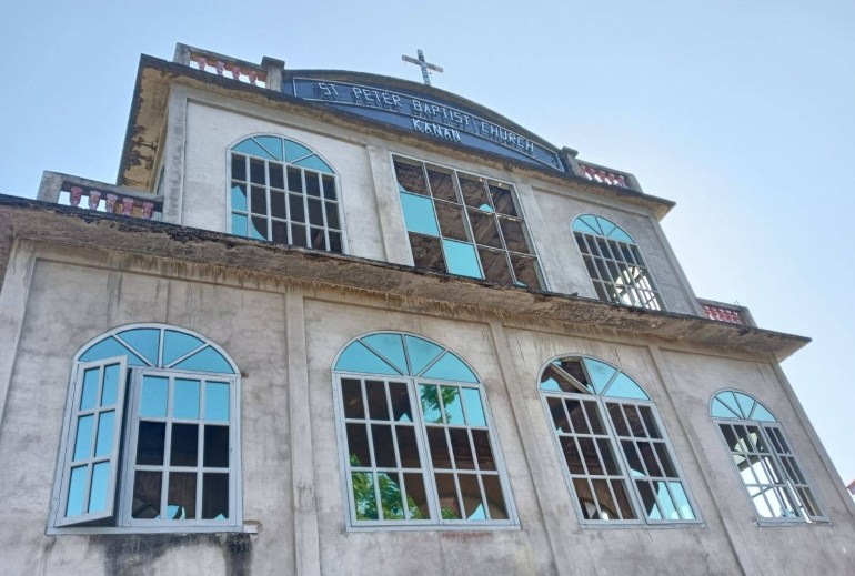 L'extérieur de l'église baptiste Saint-Pierre de Kanan après l'attaque.  Les fenêtres ont été soufflées
