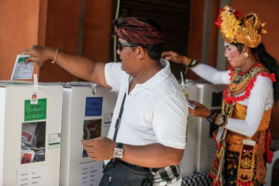 Gli elettori indonesiani si recano alle urne per scegliere il successore di Joko Widodo