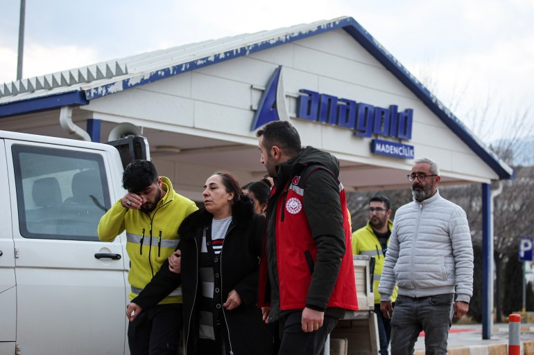 Angehörige vermisster Bergleute treffen ein, nachdem es am 14. Januar 2024 zu einem Erdrutsch in einer von Anagold Mining betriebenen Goldmine im Bezirk İliç in Erzincan kam