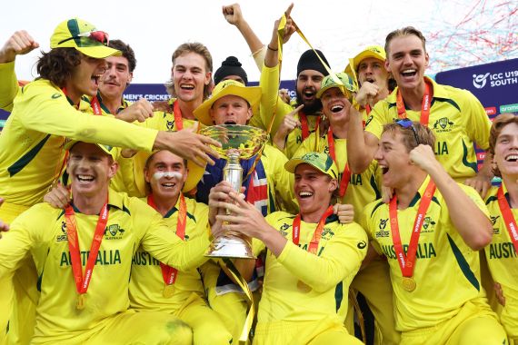 Avustralya kaptanı Hugh Weibgen, Güney Afrika'daki finalde Hindistan'ı mağlup ettikten sonra takım arkadaşlarıyla birlikte ICC 19 Yaş Altı Kriket Dünya Kupası kupasını kaldırıyor [Courtesy of International Cricket Council]