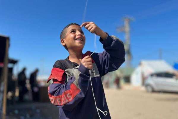 Хвърчила изпълват небето на Рафах, символ на надеждата на фона на войната на Израел срещу Газа