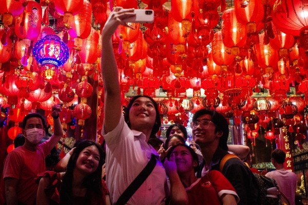 Бангкок, Тайланд – Китайският квартал на Банкок, осветен от червени