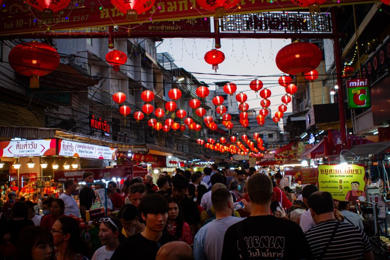 曼谷街头人山人海，路边挂满了中国灯笼
