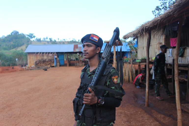Zayar, un combatiente del KTLA en el estado de Karen, Myanmar, en diciembre de 2023 (Lorcan Lovett/Al Jazeera)