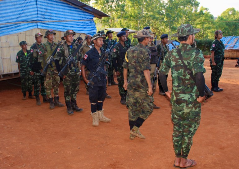 Les combattants du KTLA au garde-à-vous dans leur base de l’État de Karen, au Myanmar, en décembre (Lorcan Lovett/Al Jazeera)