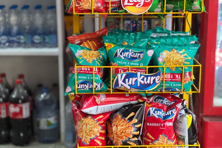 As mercearias locais em Bangladesh estão cheias de batatas fritas indianas