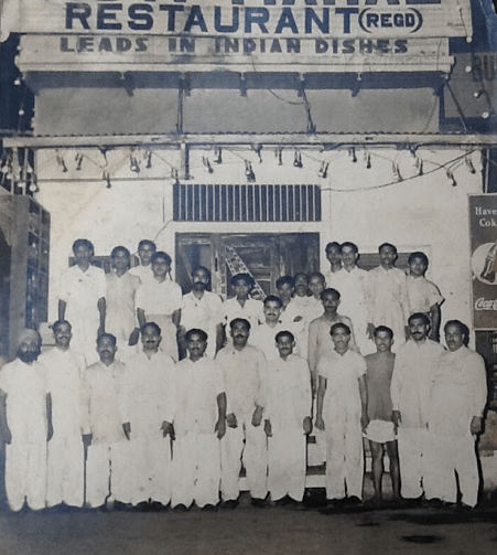 Eröffnungsteam des Restaurants Moti Mahal im Jahr 1947.