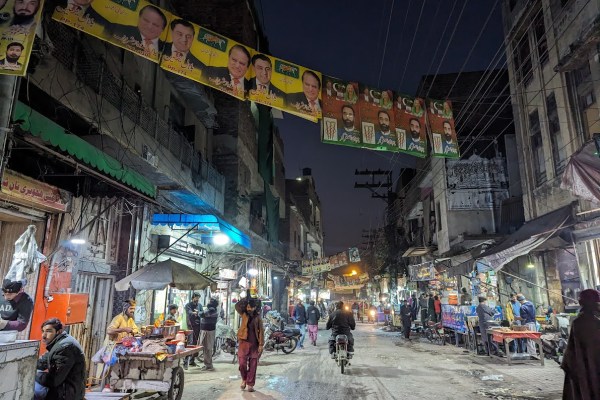 Лахор, Пакистан – Шаян Бхати е сред стотиците хора, които