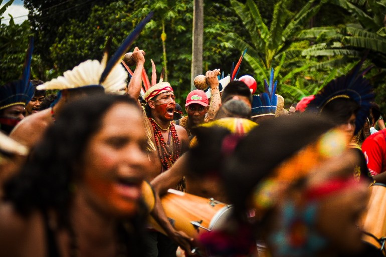 Uma multidão de defensores de terras indígenas, incluindo Mukunã Pataxó, protesta no Brasil