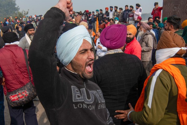 Сълзотворен газ и гумени куршуми, докато индийските фермери маршируват към Делхи