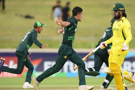 Jogadores do Paquistão comemoram o postigo esgotado de Harjas Singh, da Austrália, durante a partida semifinal da Copa do Mundo de Críquete Masculino Sub-19 da ICC, África do Sul 2024, entre Austrália e Paquistão, em Willowmoore Park [Courtesy International Cricket Council]