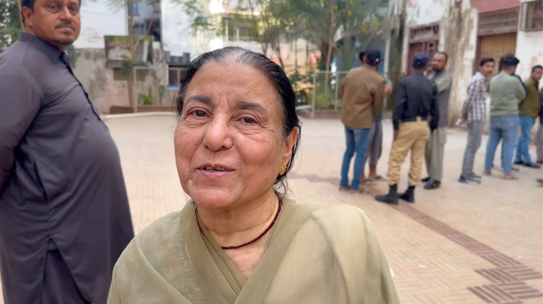 Rehana Razi, pemilih warga senior di Gulistan-e-Johar [Alia Chughtai/Al Jazeera]