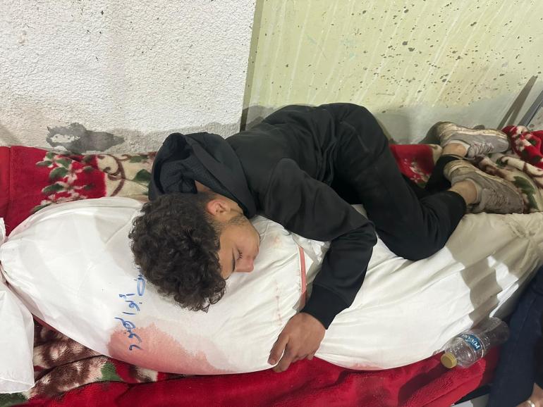 Foto che ha spezzato 1.000 cuori: una madre uccisa da Israele, l’addio di un figlio