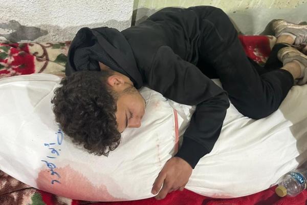 Снимка, която разби 1000 сърца: Майка, убита от Израел, сбогуване на син