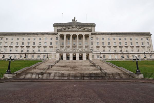 Противостоянието което замрази политиката в Северна Ирландия в продължение на
