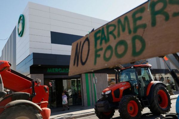 Яростни фермери в целия Европейски съюз насочват протестите си към