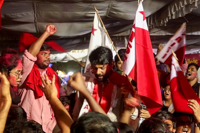 Alla JNU, gli studenti ‘fiamme tremolano’ contro Modi in India prima delle elezioni