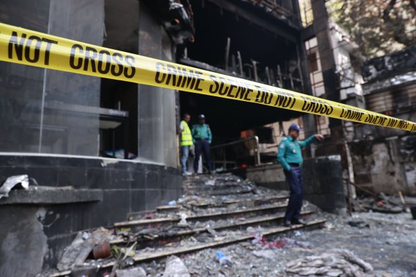 Смъртоносен пожар избухна в търговския център на Бангладеш