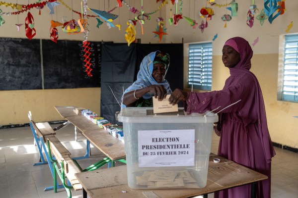 В Сенегал тече гласуване на отложени президентски избори които мнозина