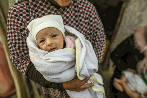 В Газа бебетата нямат повече пелени, мляко, тъй като израелските бомбардировки продължават