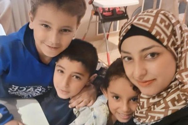 Тъжният ден на майката на Алаа, след като войната на Израел срещу Газа уби децата й