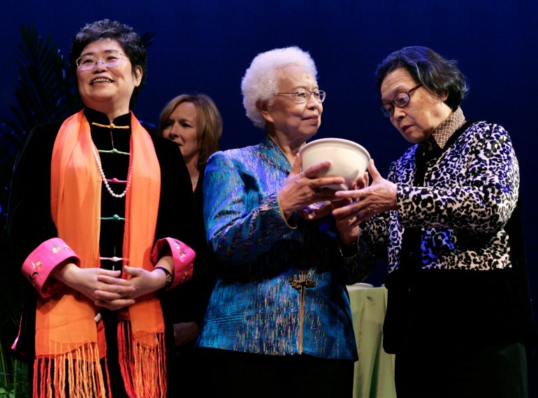 Gao Yaojie receiving the ital Voices annual award in 2007, She is standing on stage on the right. On the left is Xie Lihua, founder and editor of Rural Women Knowing All magazine and secretary general of the Development Center for Rural Women in Beijing, and Wang Xingjuan (centre), founder of a non-governmental women's research institute.