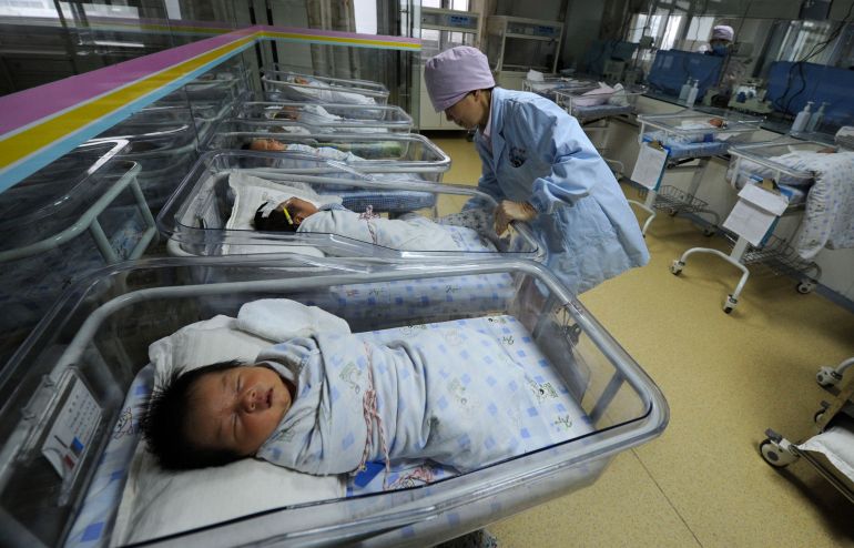 Una enfermera cuida a bebés recién nacidos en un hospital de Hefei, provincia de Anhui, 21 de abril de 2011. Según las cifras del censo publicadas el jueves, la población de China continental creció a 1.339 mil millones en 2010, un 5.9 por ciento más que los 1.265 mil millones del último censo en 2000, y menos que los 1.400 millones de habitantes que algunos demógrafos habían proyectado en el último recuento.  Foto tomada el 21 de abril de 2011. REUTERS/Stringer (CHINA - Tags: SOCIEDAD DE LA SALUD)
