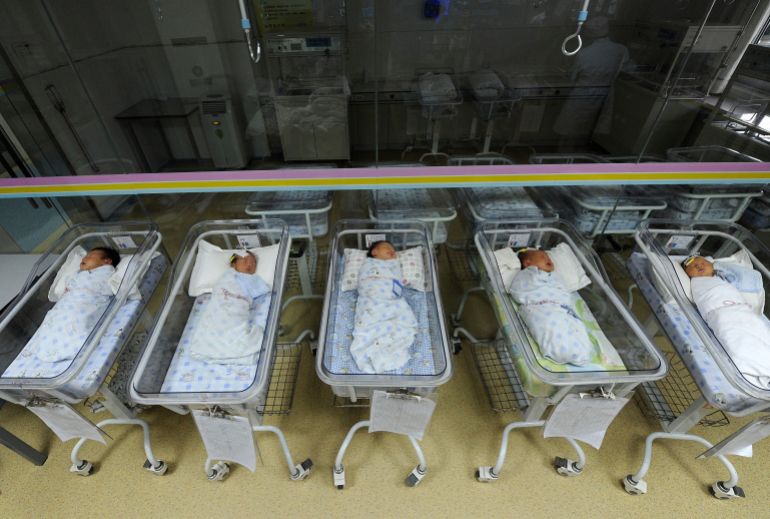 Los bebés recién nacidos duermen en una sala de un hospital en Hefei, provincia de Anhui, 21 de abril de 2011. La población continental de China creció a 1.339 mil millones en 2010, según cifras del censo publicadas el jueves, un 5.9 por ciento más que los 1.265 mil millones del último censo en 2000 , y menor que los 1.400 millones de habitantes que algunos demógrafos habían proyectado para el último recuento.  Foto tomada el 21 de abril de 2011. REUTERS/Stringer (CHINA - Tags: SOCIEDAD DE LA SALUD)