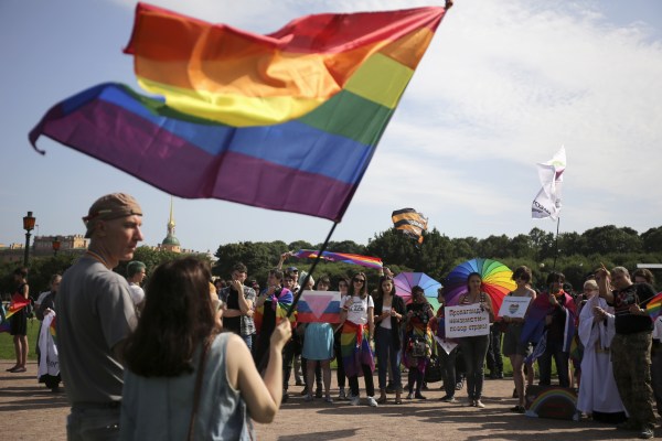 Двама служители на бар, арестувани по първото в Русия дело за „екстремизъм“ на ЛГБТК
