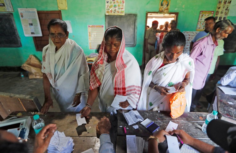 Während der ersten Phase der Parlamentswahlen in Majuli, einer großen Flussinsel im Brahmaputra-Fluss, im nordöstlichen indischen Bundesstaat Assam, Indien, warten Frauen darauf, ihre Wählerzettel abzuholen, bevor sie am 11. April 2019 in einem Wahllokal ihre Stimme abgeben. REUTERS/ Adnan Abidi
