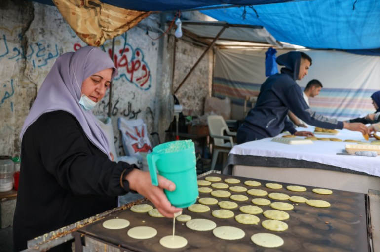 Palestinian woman Miriam Salha makes Qatayef, a traditional desert, during the hloy fasting month of Ramadan, Deir al-Balah in the central Gaza Strip April 19, 2021. Picture taken April 19, 2021. REUTERS/Mohammed Salem