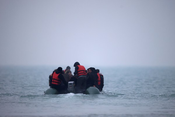 Седемгодишно момиче се удави, след като малка лодка, превозваща 16