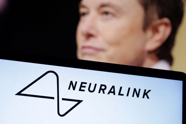 Стартъпът на Илон Мъск с мозъчни чипове, Neuralink, предава на
