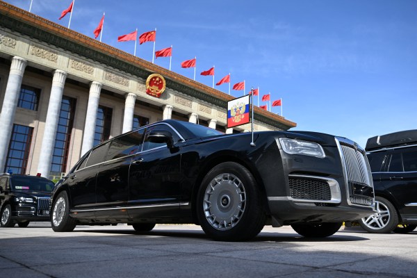 Ким Чен Ун се вози в луксозна руска лимузина, подарена му от Путин