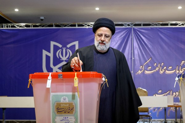 Техеран, Иран – Редица консервативни кандидати победиха парламентарните и религиозните