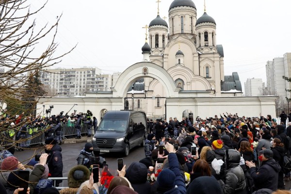 Стотици се сбогуваха с руския президент Алексей Навални, рискувайки да бъде арестуван