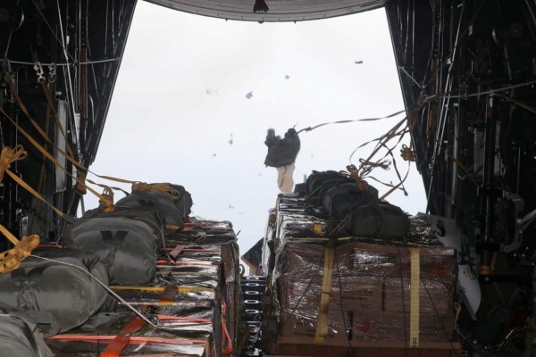 Военни товарни самолети на Съединените щати хвърлят храна в Газа