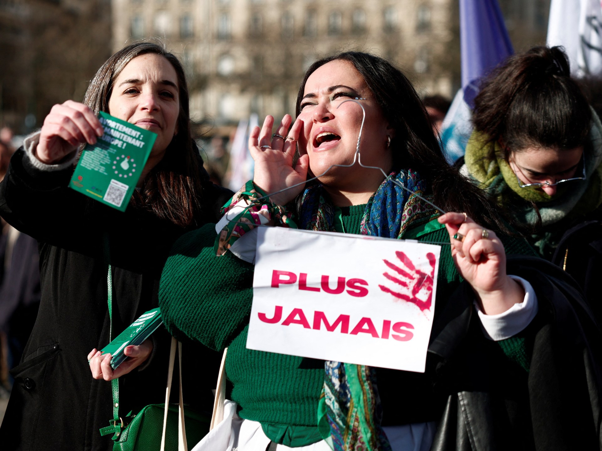 Francia se convierte en el primer país del mundo en consagrar el aborto en su constitución  noticias sobre los derechos de las mujeres