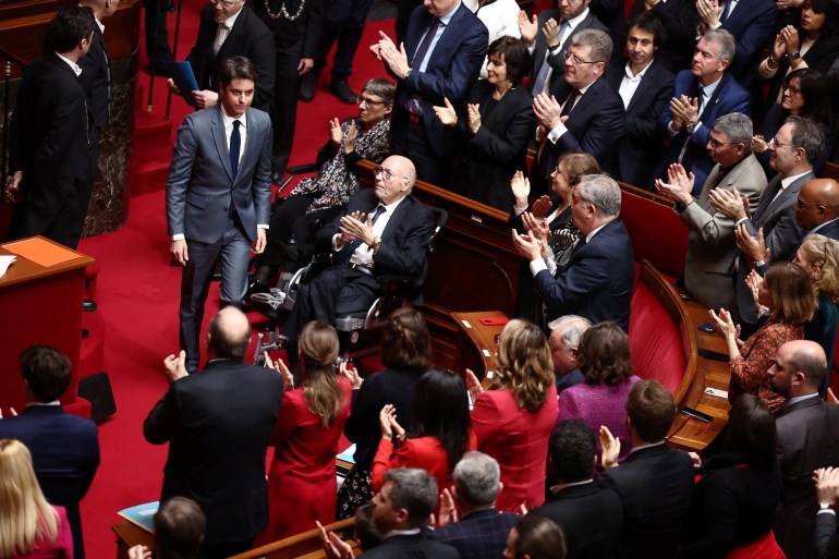El Primer Ministro francés, Gabriel Attal, recibe aplausos de los miembros del Parlamento tras su discurso durante una conferencia especial que reunió a la Cámara de Representantes y al Senado en el Parlamento francés. 