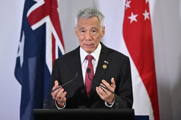 Премиерът на Сингапур защити сключването на сделка с Тейлър Суифт