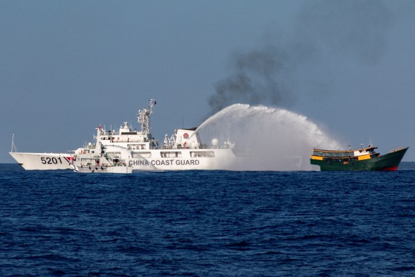 Филипините призоваха пратеника на Пекин за атаката с водно оръдие в Южнокитайско море