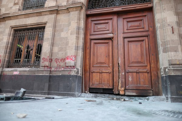 Група протестиращи разбиха врата на президентския дворец на Мексико по