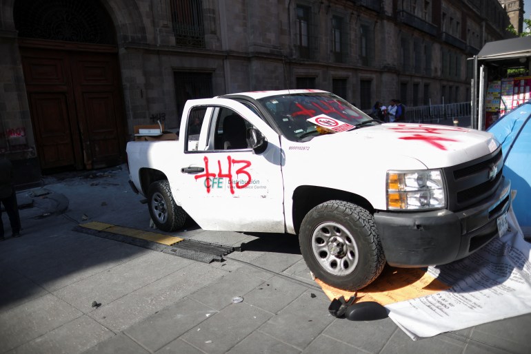 Graffiti auf einem Fahrzeug, mit dem eine Tür zum mexikanischen Präsidentenpalast gerammt wurde