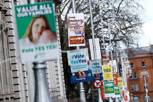 Ирландия гласува на референдуми за „жени в дома“, „състав на семейството“