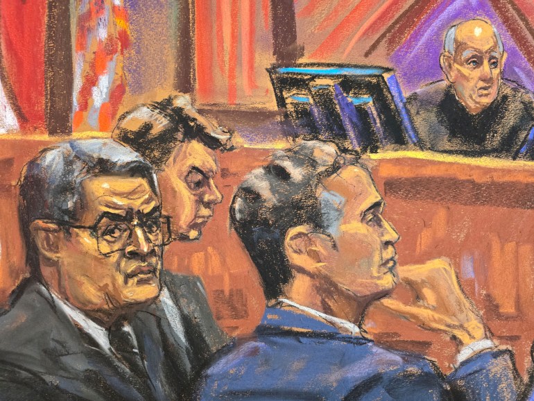 Eine Gerichtsskizze, die Juan Orlando Hernandez an einem Verteidigungstisch mit Anwälten vor einem Richter zeigt.
