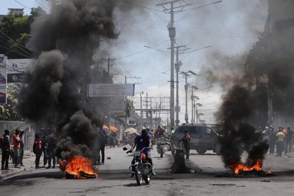 Американската армия транспортира по въздуха част от персонала на посолството от Хаити, засилва сигурността