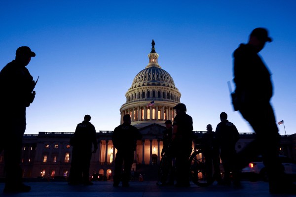 Сенатът на САЩ приема законопроект за разходи в размер на 460 милиарда долара, за да предотврати затварянето на правителството