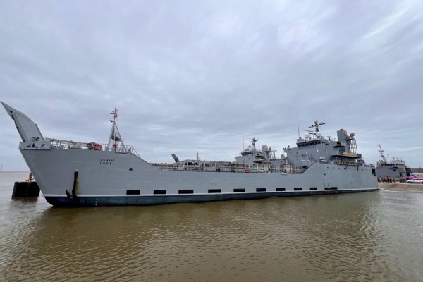 Военните на Съединените щати изпратиха кораб с оборудване за изграждане