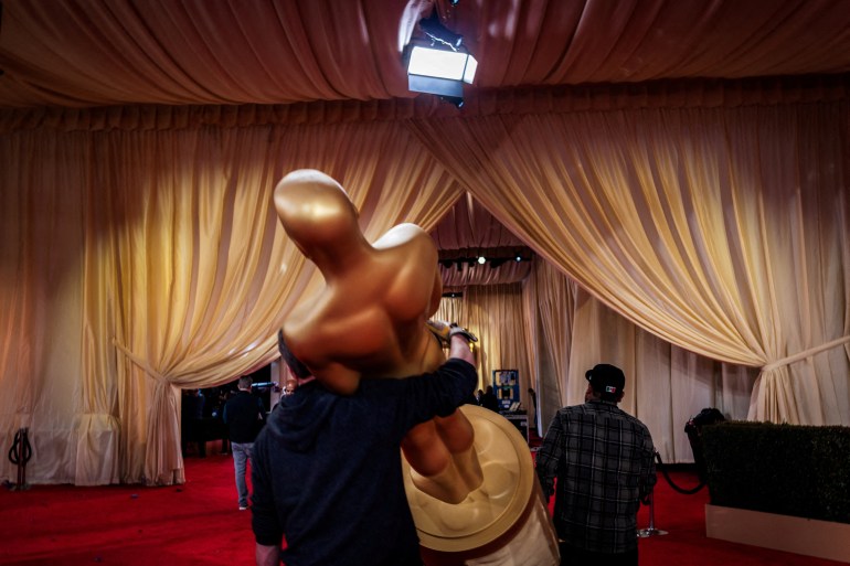 Arbeiter tragen eine Oscar-Statue, während die Vorbereitungen für die 96. Oscar-Verleihung am 9. März in Los Angeles, Kalifornien, USA, fortgesetzt werden