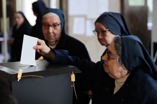 Гласуването е в ход на предсрочните парламентарни избори в Португалия